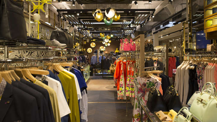 تستخدم شركة Ted Baker البريطانية المتخصصة في بيع الملابس الفاخرة حل إضاءة مخصص لأقسام المبيعات ومُقدّم من Philips