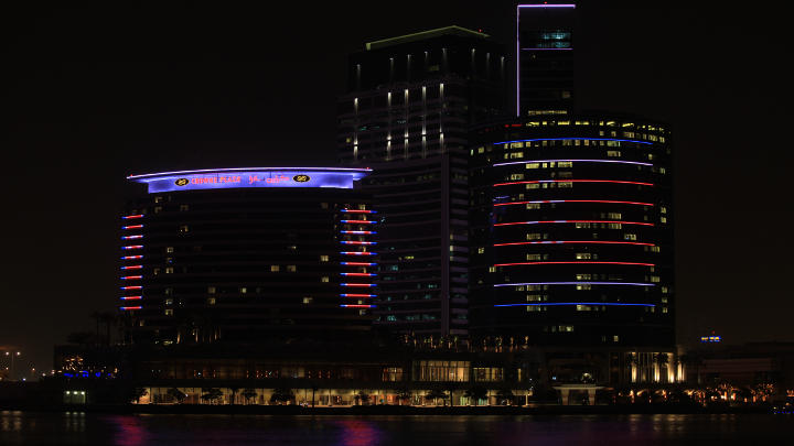 تحسن مظهر فندقي دبي باستخدام المصابيح الأنبوبية LED I‐Color Accent من Philips Lighting التي تضفي على واجهة المبنيين منظرًا يخطف الأنظار