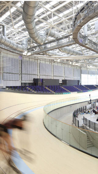 متسابقوا الدراجات الهوائية في ملعب أرينا الإمارات بالمملكة المتحدة المضاء باستخدام حلول إضاءة الأماكن الرياضية التي تقدمها Philips‬