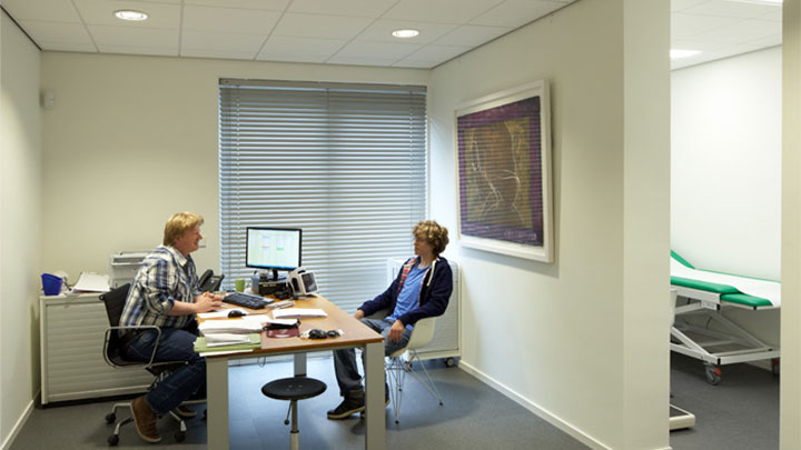 The consulsting room at the Lindehoff health centre lit up by Philips Lighting