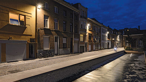 شارع على ضفة القناة مضاء باستخدام إضاءة المناطق الحضرية من Philips