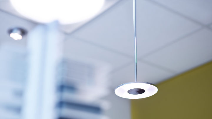 إضاءة DaySign Solo من Philips معلقة في مكتب Strijp-S، مما يوفر حلول إضاءة موفرة للطاقة