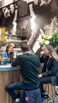 إنارة المقهى الموجود في متجر سوبر تراش في أمستردام باستخدام إضاءات Philips
