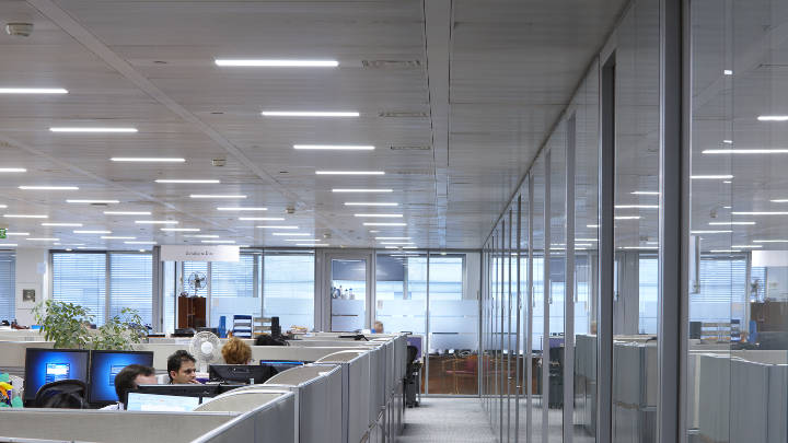 إضاءة منطقة المكاتب المفتوحة بفاعلية باستخدام إضاءة المكاتب من Philips