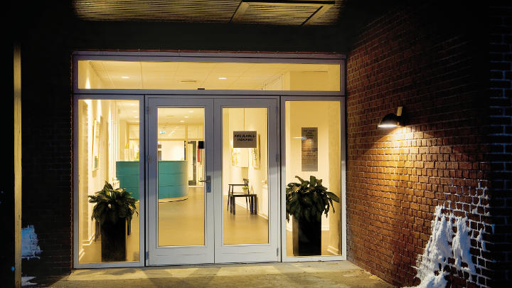 إضاءة مدخل مركز فانو الطبي بواسطة إضاءات Philips