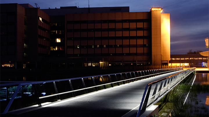 ‏‫جسر في مجمع High Tech Campus مُنار ببراعة باستخدام إضاءة Philips للأماكن المفتوحة 