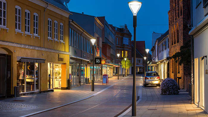 شارع تجاري مُنار باستخدام إضاءات Philips للمدن