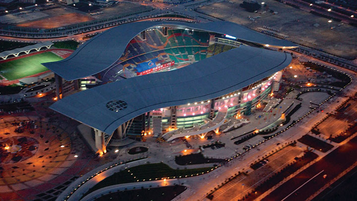ملعب غوانغدونغ الأولمبي مضاء باستخدام منتجات الإضاءة من Philips