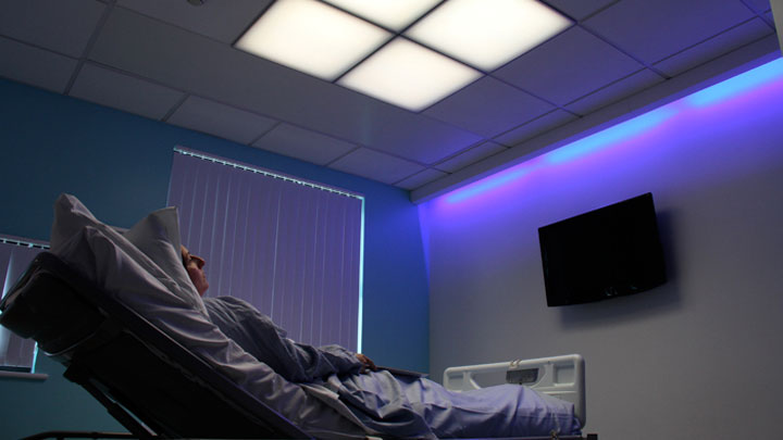 يعمل نظام إضاءة هيل ويل لغرف المرضى من Philips Lighting الساعة البيولوجية لنوم المرضى، مما يؤدي إلى تحسين نتائج الرعاية الصحية