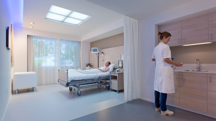يُعد نظام هيل ويل المُقدّم من Philips Lighting نظامًا متكاملاً لإضاءة غرف المرضى يهدف إلى الحفاظ على إنتاجية فِرَق الرعاية الصحية