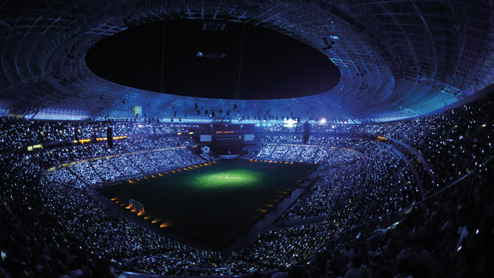 ملعب لكرة القدم تحت الأضواء - تجربة لا تُنسَى لرواد الأماكن الرياضية
