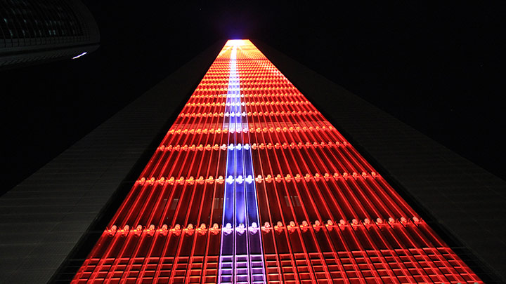 برج CEPSA المُضاء في مدريد