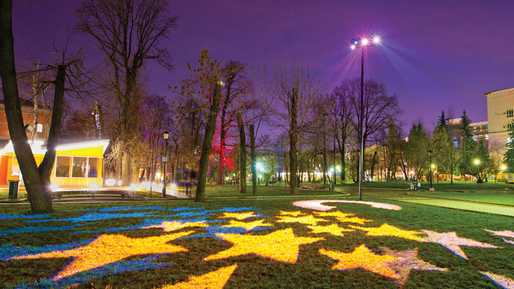 الإضاءة الحادة والديناميكية في حديقة Bauman Garden، موسكو، روسيا | المناطق العمرانية الخضراء